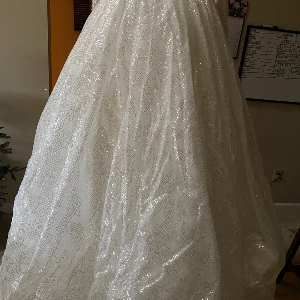 Wedding dress - Picture 8 of 10